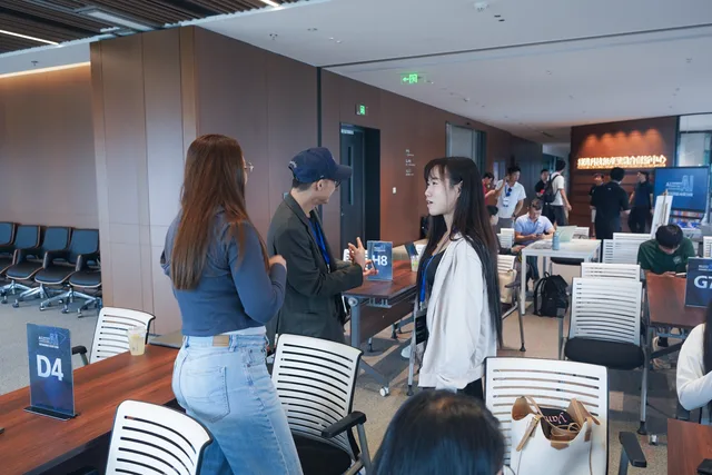 參加者抵達 AI Builder Camp 場地後在課桌旁交流