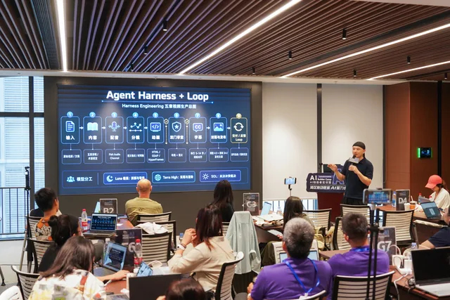 過往 AI Builder Camp 課堂：導師講解工作流程，學員帶同電腦參與實訓